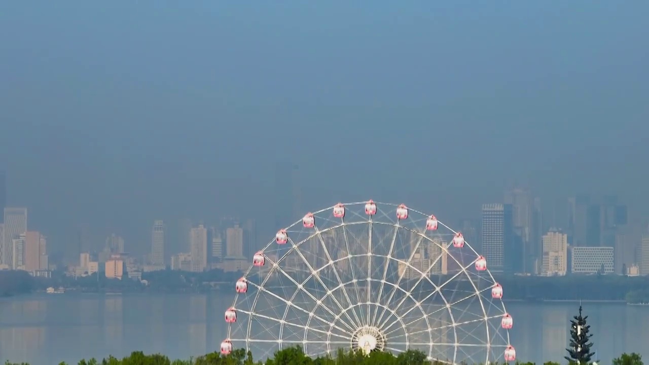 湖北武汉春季摩天轮与武汉城市天际线航拍视频素材