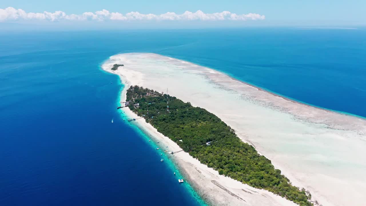 海盗的航拍视角，大海中的岛屿，仙本那马达京岛视频素材