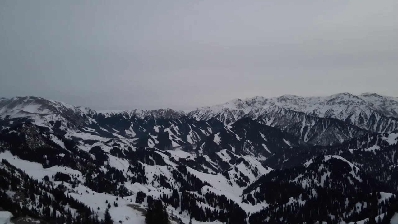 航拍冬季傍晚雪后的中国新疆赛里木湖群山视频素材