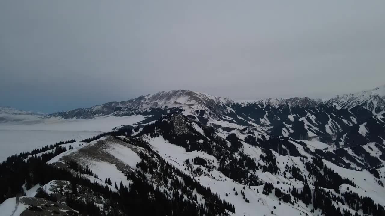 航拍冬季傍晚雪后的中国新疆赛里木湖群山视频素材