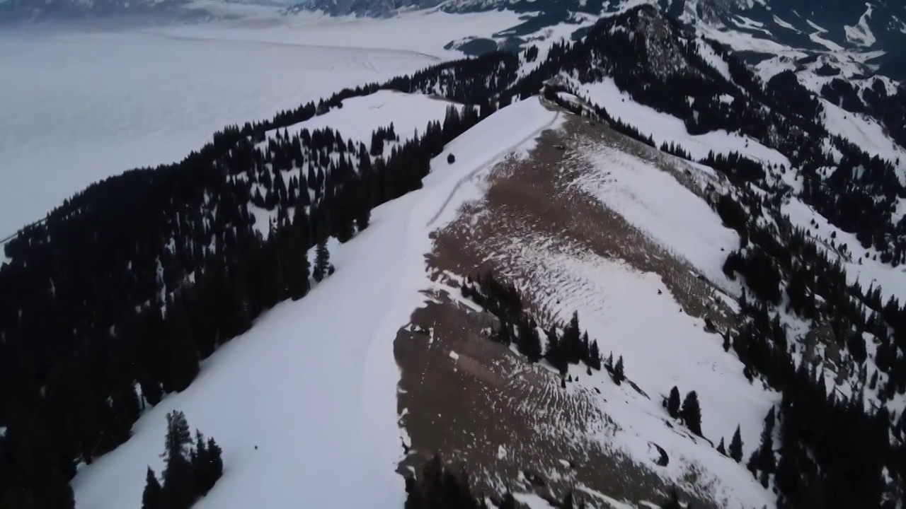 航拍冬季傍晚雪后的中国新疆赛里木湖群山视频素材