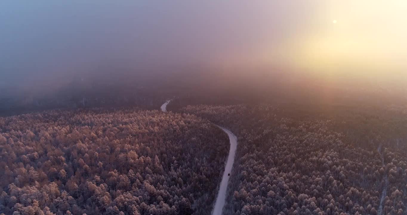 航拍冬季雪林山路雾凇晨雾朝阳视频素材