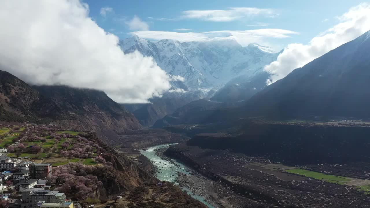 索松村桃花与南迦巴瓦峰航拍视频素材