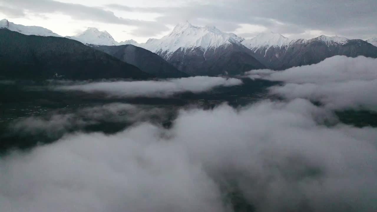 雅鲁藏布江云海与多雄拉雪山航拍视频素材