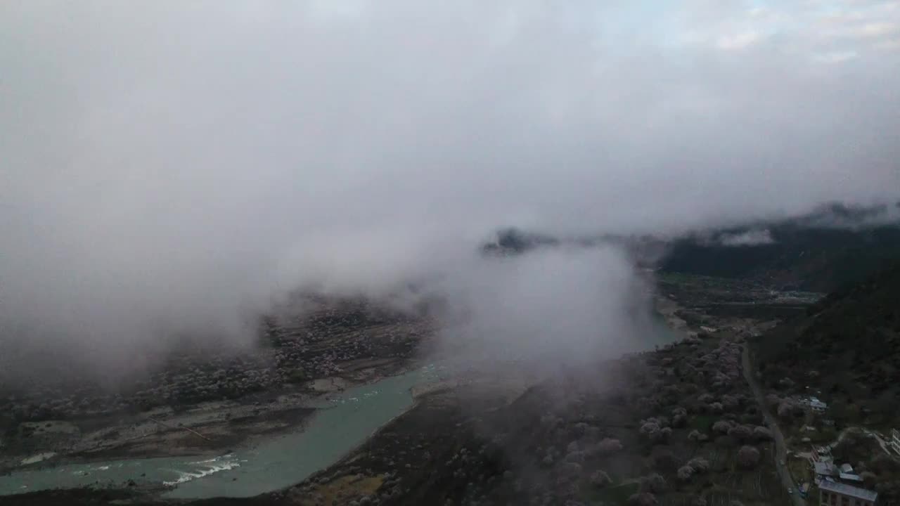 雅鲁藏布江云海与多雄拉雪山航拍视频素材