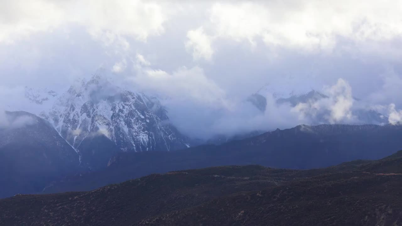 梅里雪山云雾飘渺视频素材