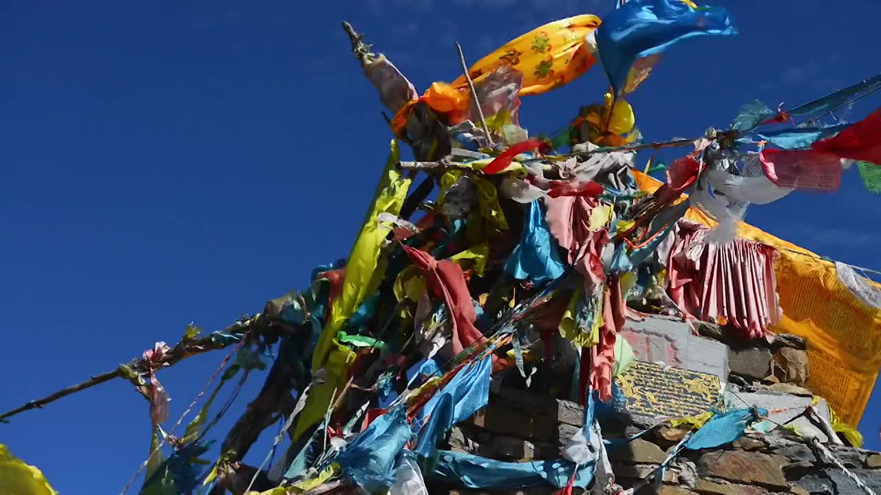 蓝天白云玛尼堆经幡飘动视频素材