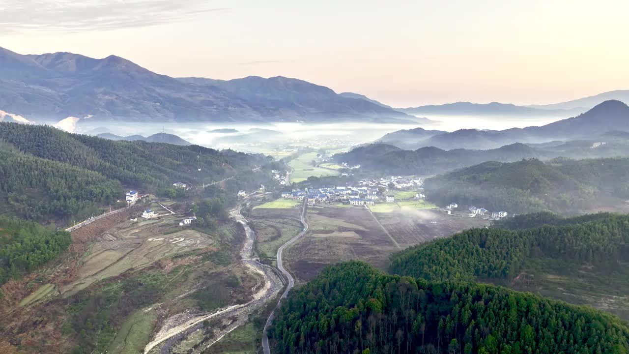 航拍江西武功山乡村清晨风光视频素材