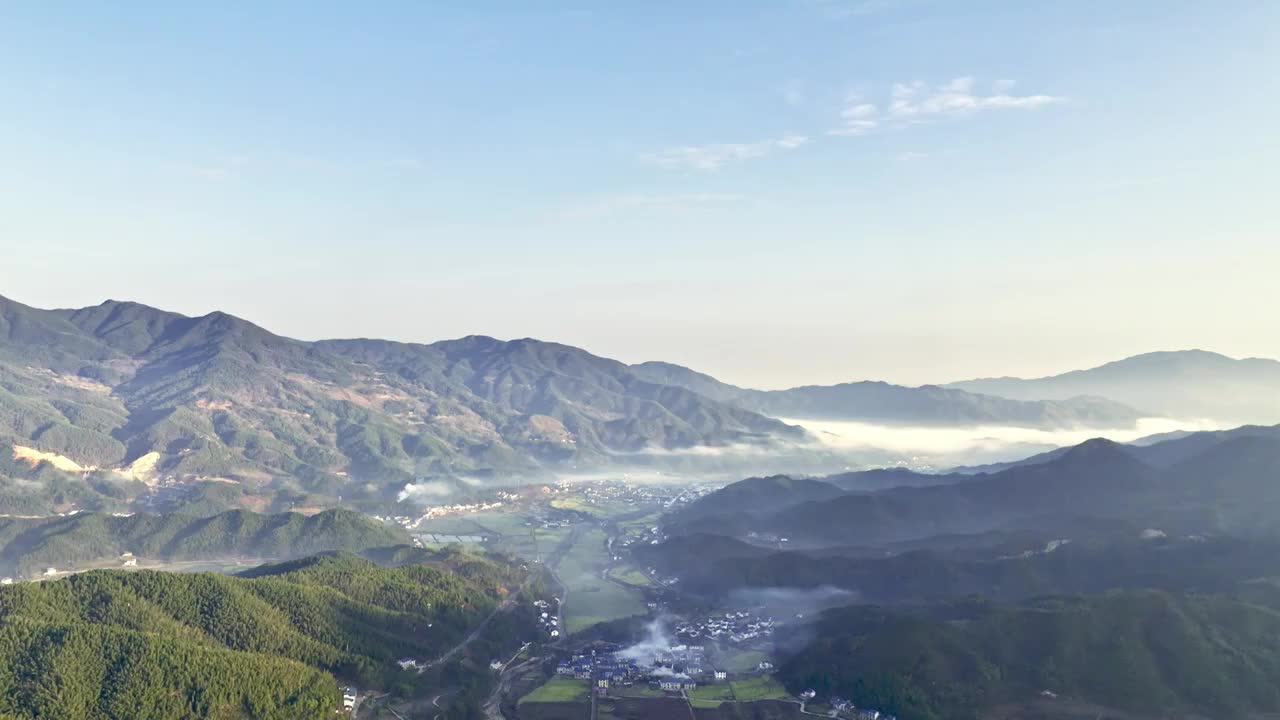 航拍江西武功山乡村清晨风光视频素材