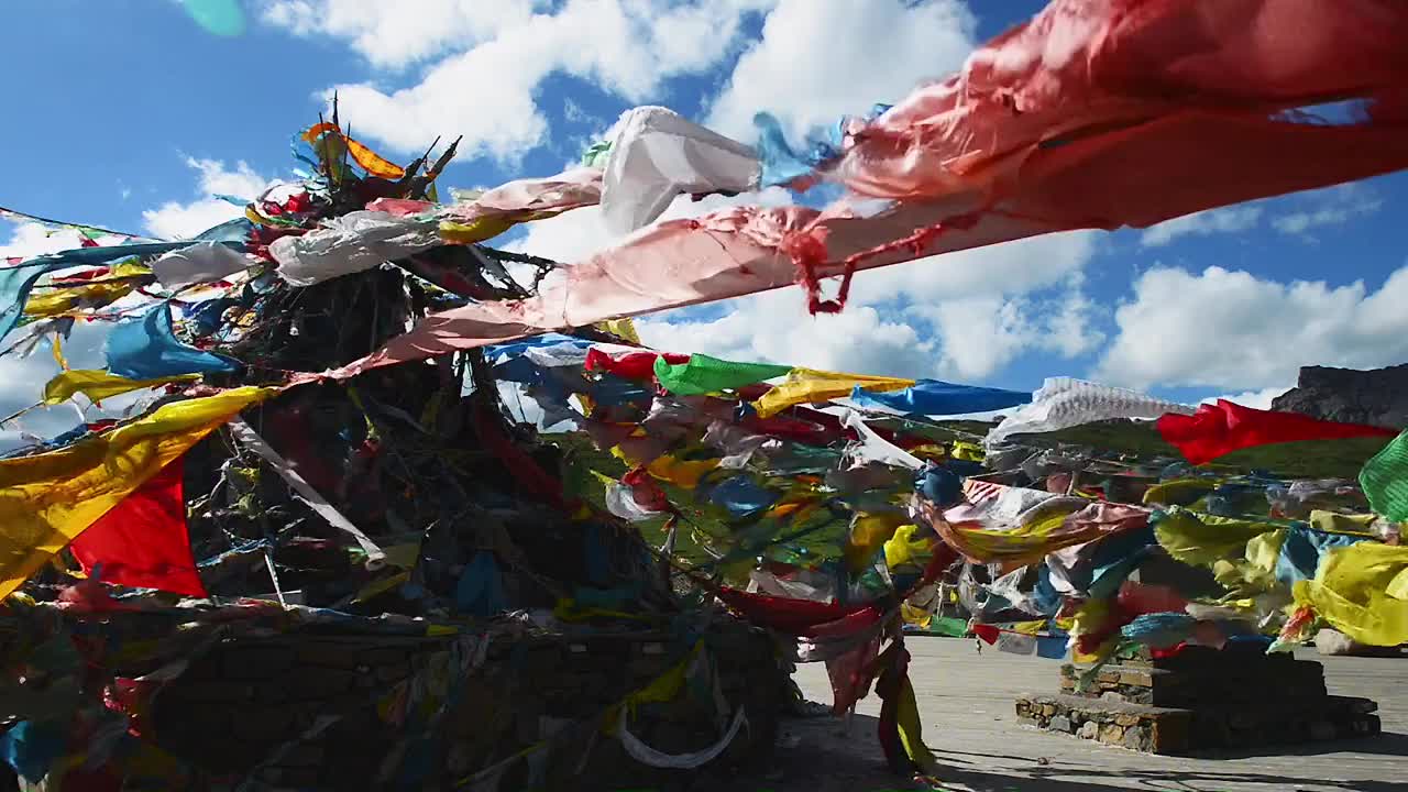 蓝天白云玛尼堆经幡飘动视频素材