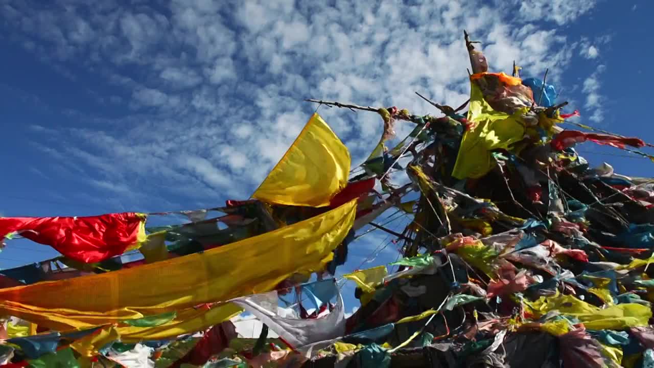 蓝天白云玛尼堆经幡飘动视频素材