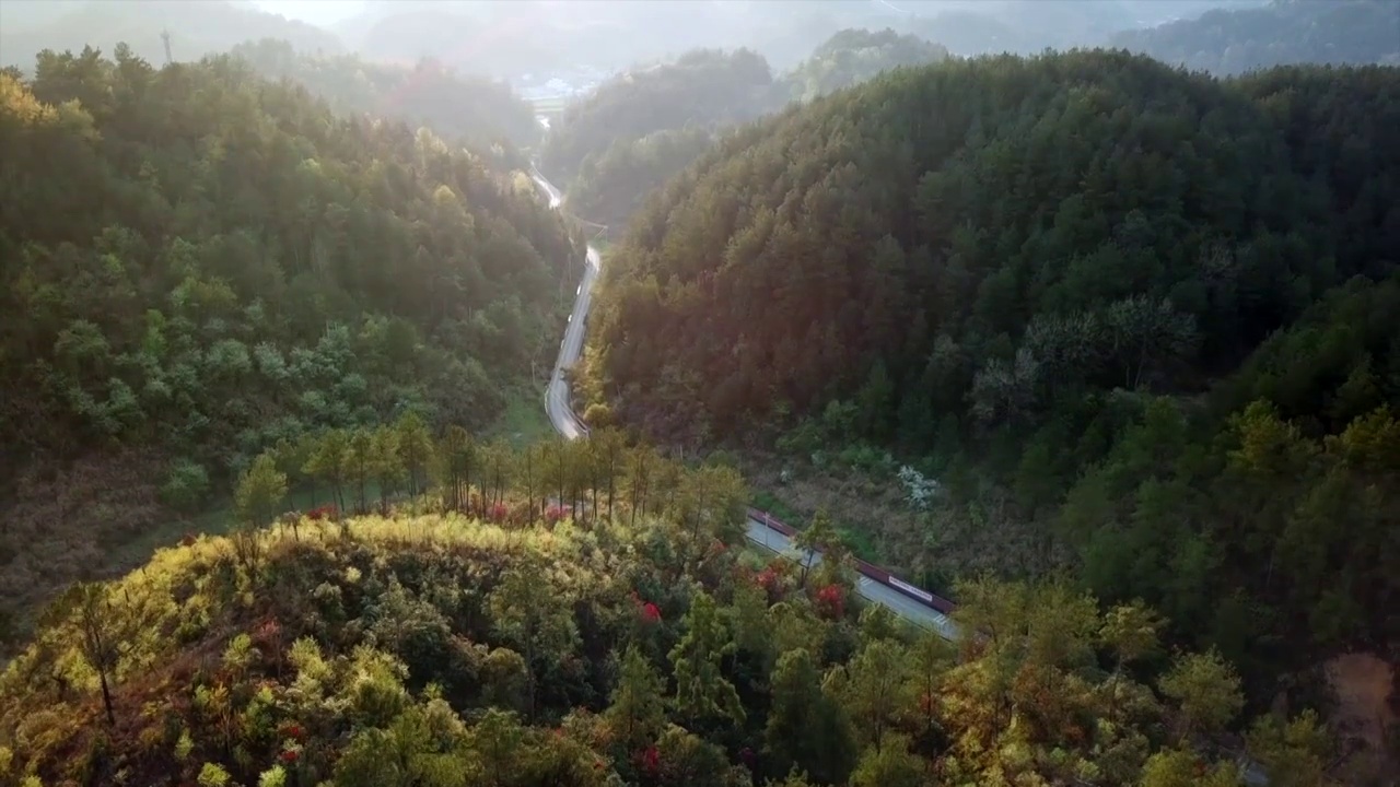 山间的公路航拍视频下载