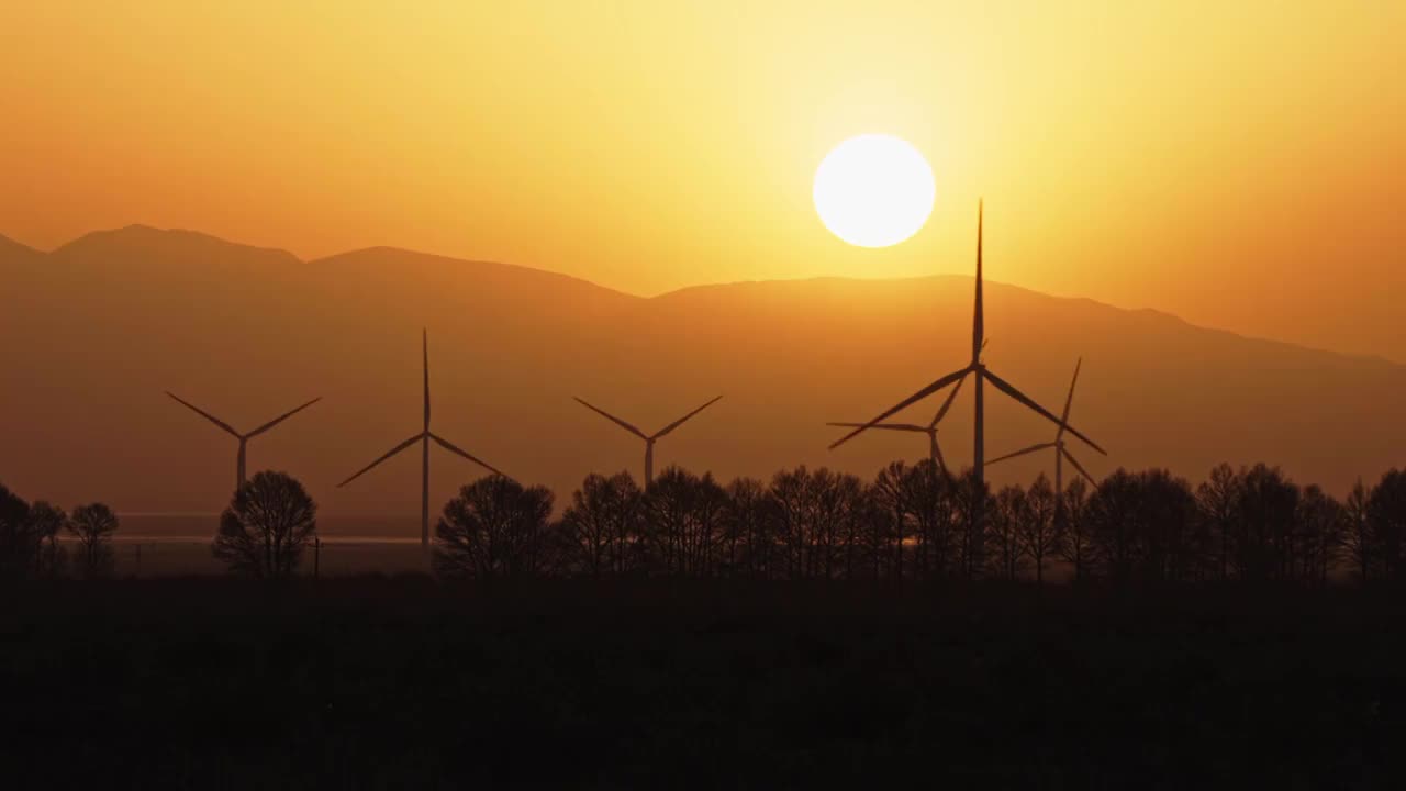 戈壁滩夕阳下的风力发电大风车视频素材