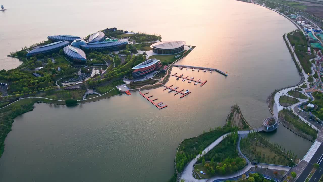 航拍上海临港新区滴水湖地标建筑日出风光4K视频下载