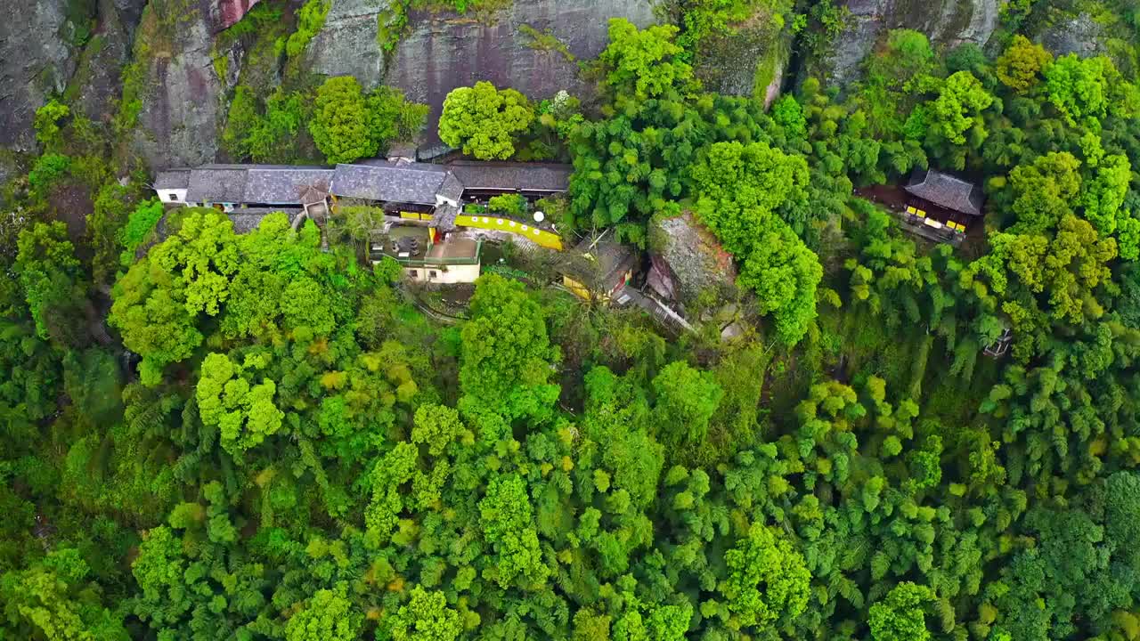 半山腰的寺庙建筑视频素材