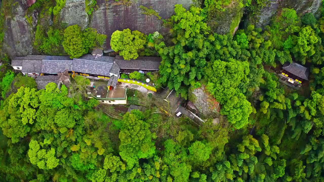 半山腰的寺庙建筑视频素材