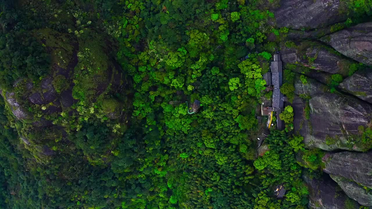 半山腰的寺庙建筑视频素材