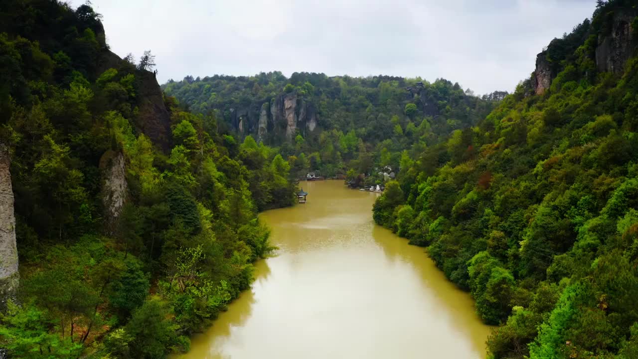 青翠的河谷视频素材