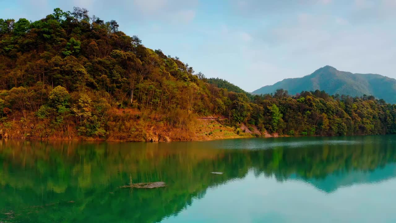 碧绿的湖泊视频素材