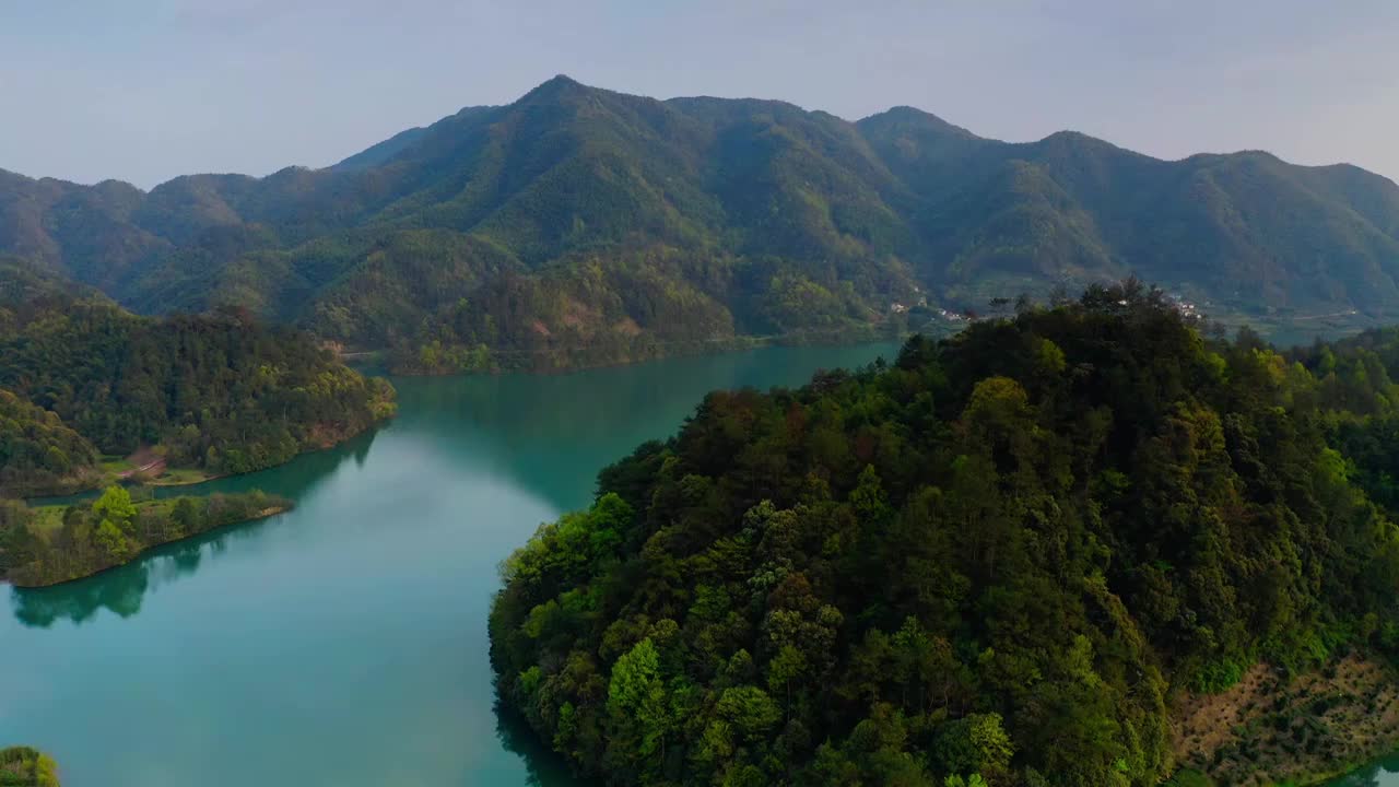 碧绿的湖泊视频素材