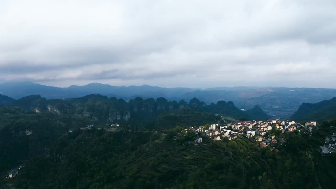 新昌县下岩贝村穿岩十九峰航拍视频素材