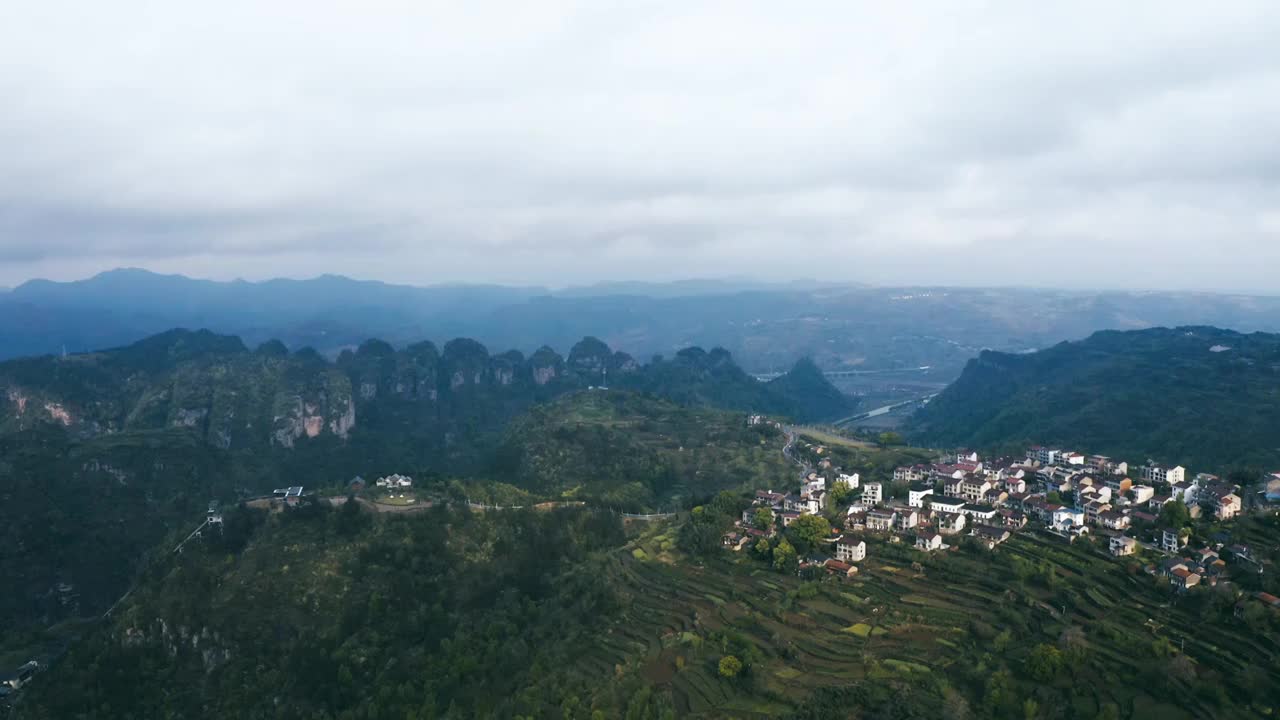 新昌县下岩贝村穿岩十九峰航拍视频素材