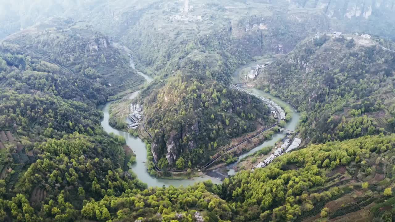 新昌县下岩贝村穿岩十九峰航拍视频素材