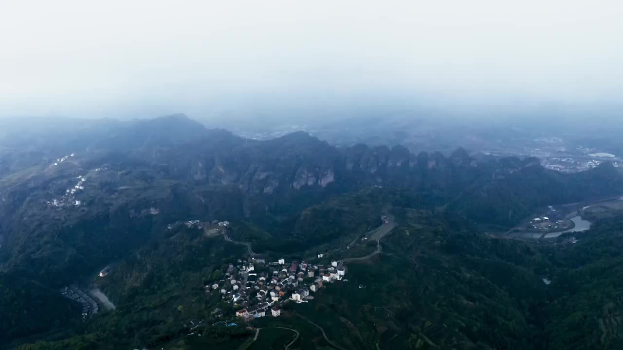 新昌县下岩贝村穿岩十九峰航拍视频素材