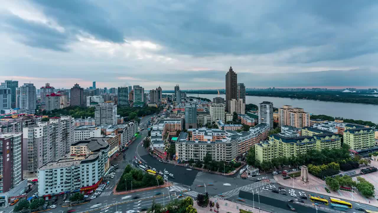 中国哈尔滨城市多云天气日转夜延时风光视频素材