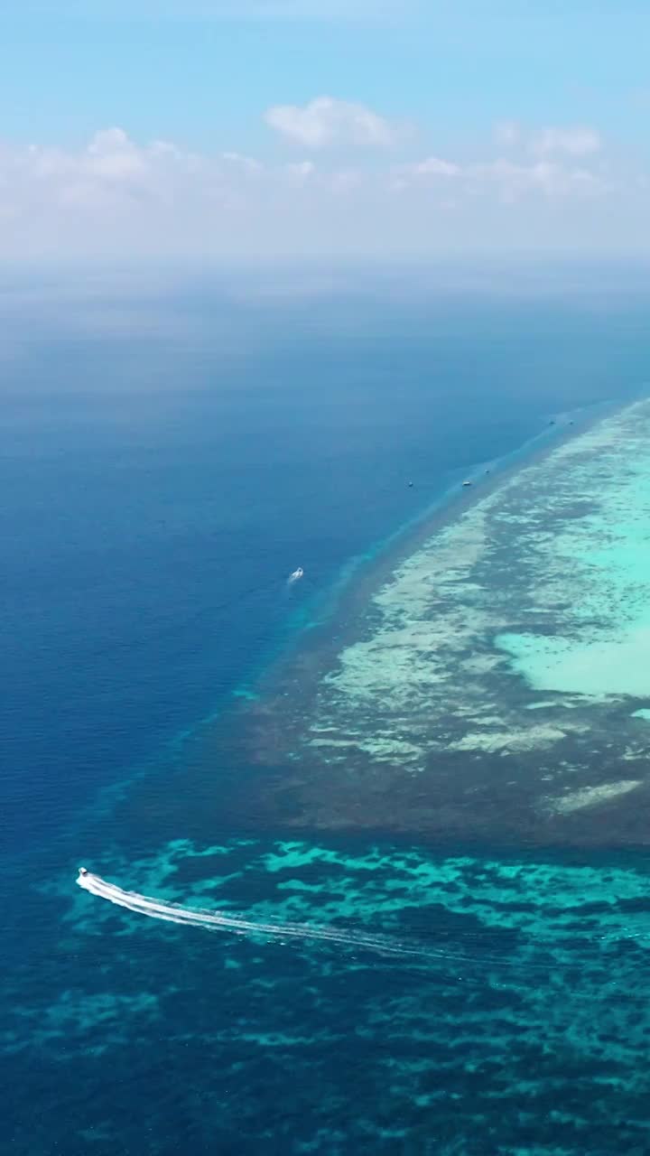 海岛的航拍视角，丁巴丁巴岛，马来西亚仙本那的岛屿视频素材