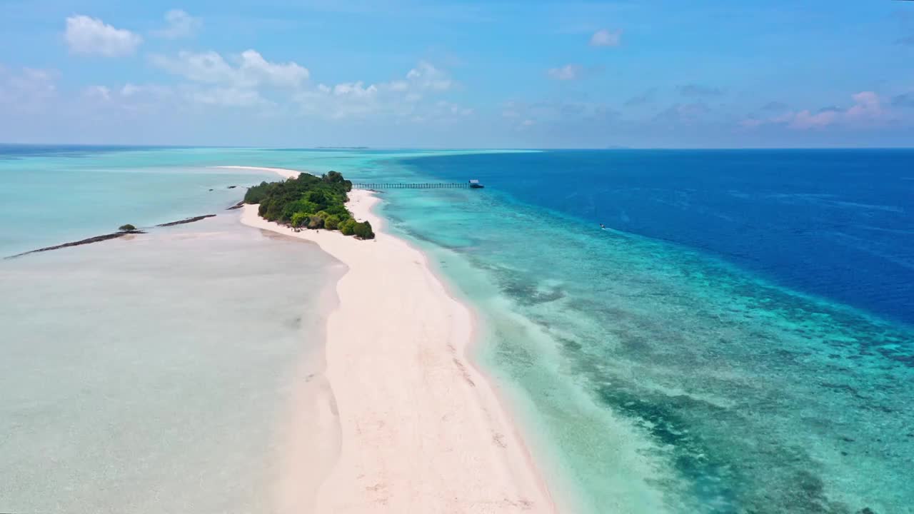 海岛的航拍视角，丁巴丁巴岛，马来西亚仙本那的岛屿视频素材