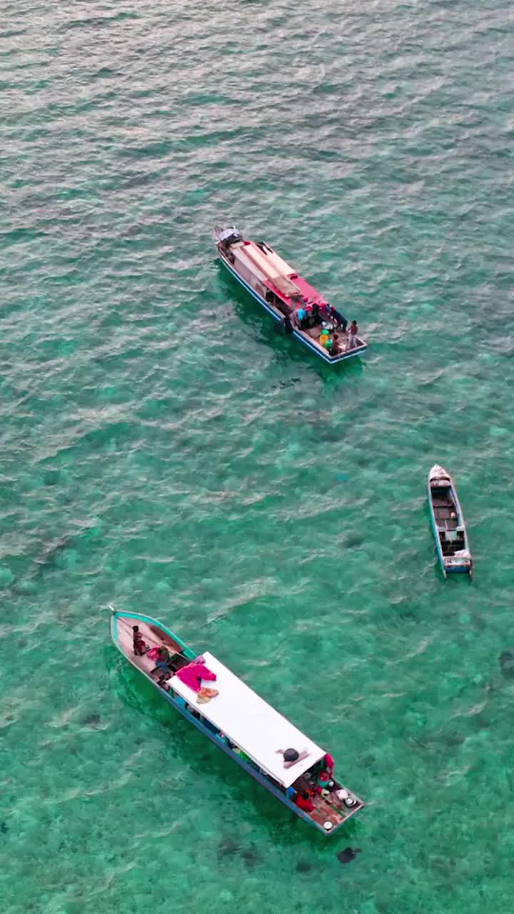 居住在船上的渔民，大海中的渔船，马拉西亚仙本那的水上巴瑶族视频素材