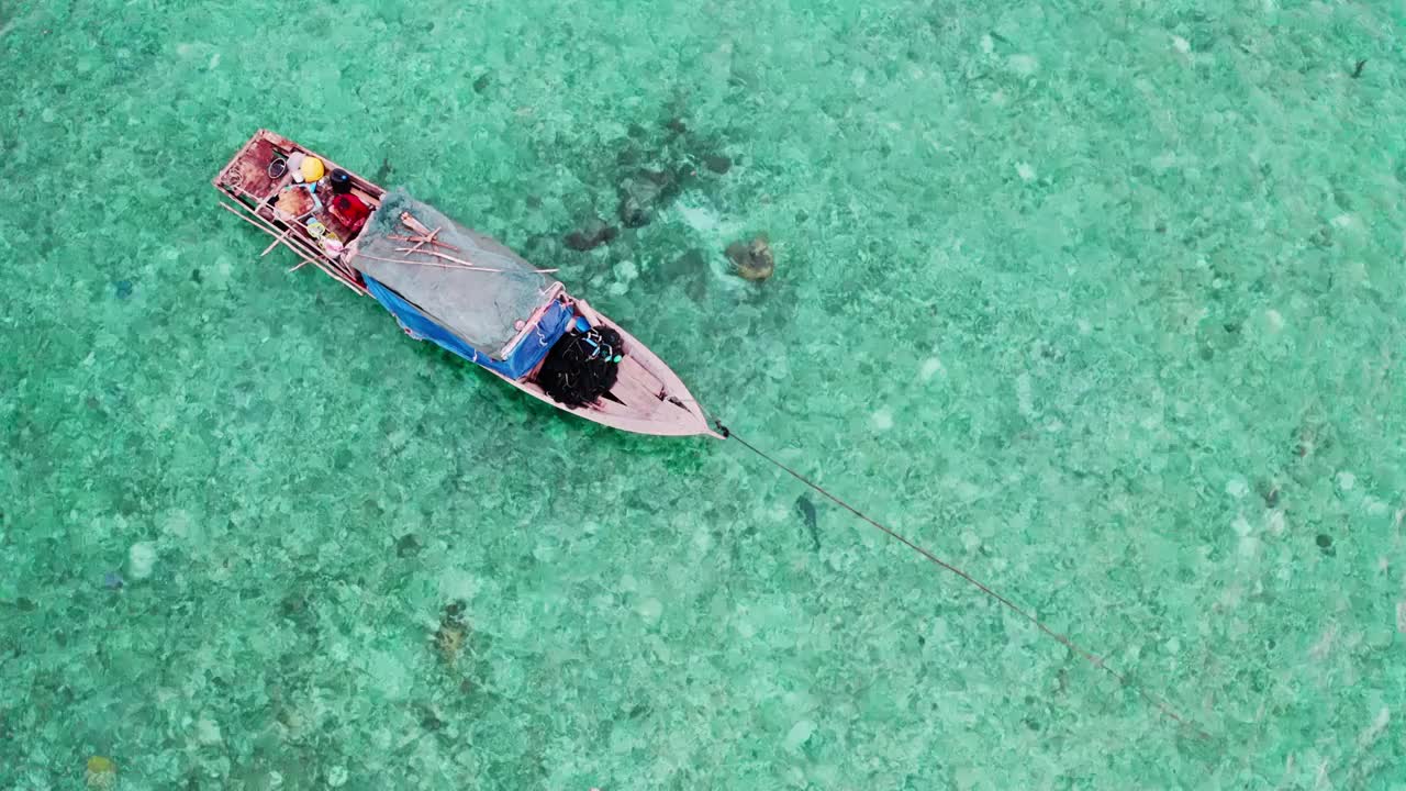 居住在船上的渔民，大海中的渔船，马拉西亚仙本那的水上巴瑶族视频素材