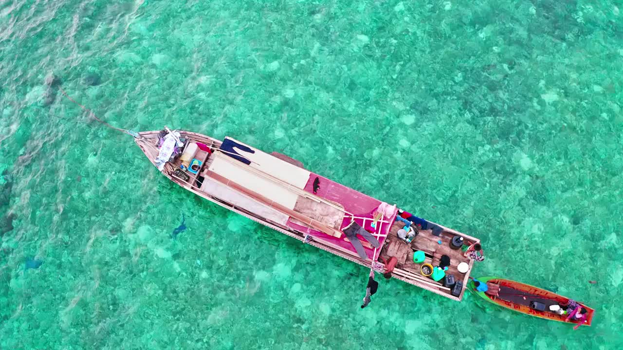 居住在船上的渔民，大海中的渔船，马拉西亚仙本那的水上巴瑶族视频素材