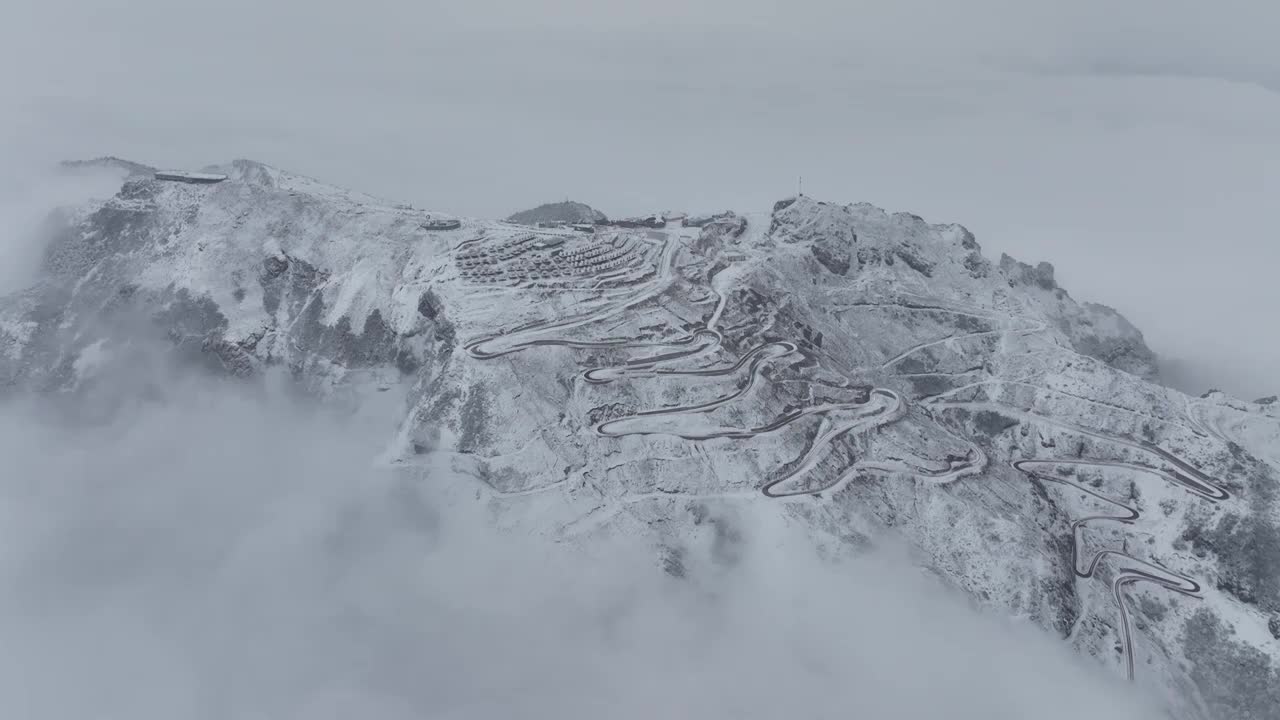 牛背山大雾航拍视频素材