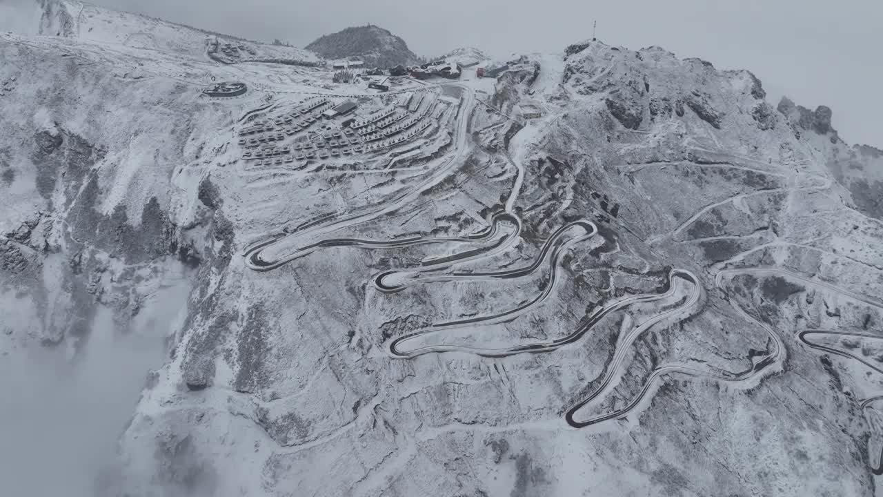 牛背山大雾航拍视频素材