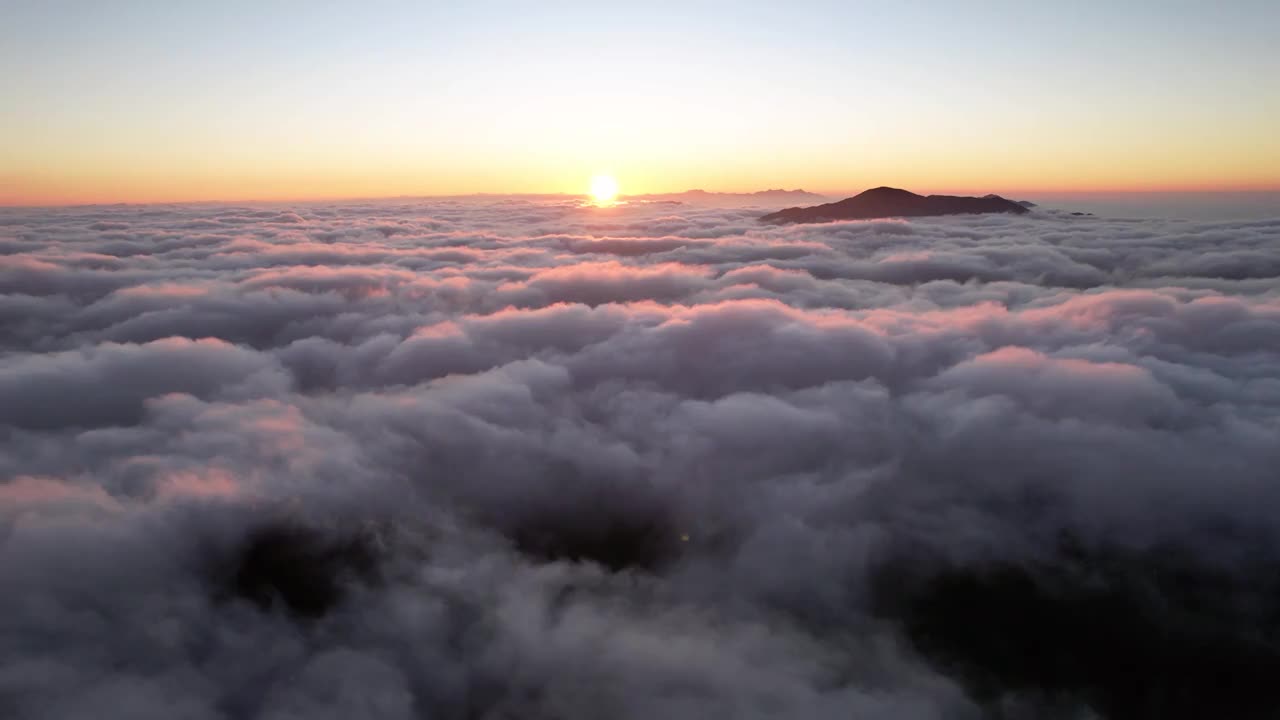 云海高山顶日出东方太阳航拍延时穿大气震撼视频素材