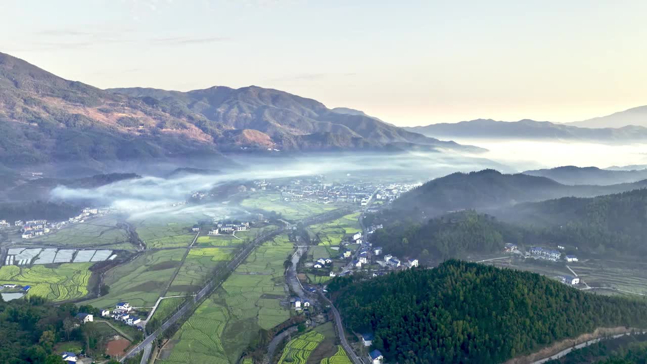 航拍江西武功山乡村清晨风光视频素材