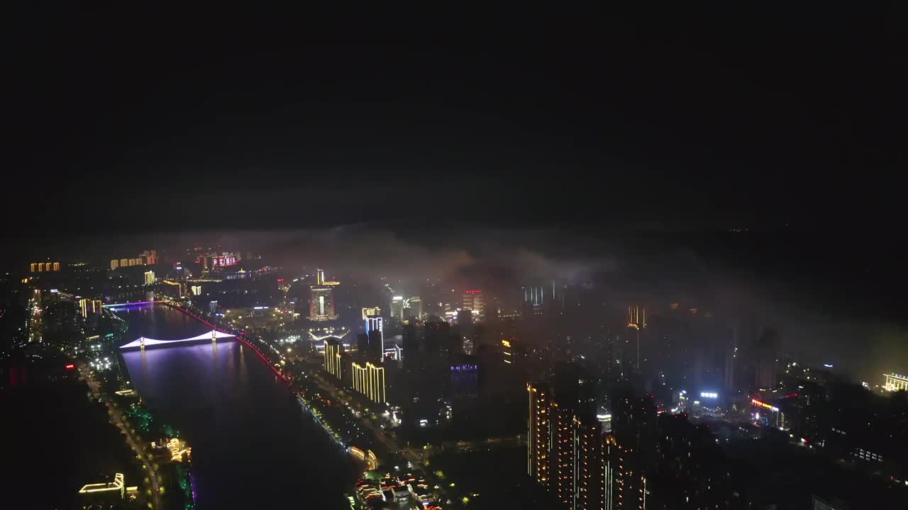 夏季夜晚城市平流雾视频素材