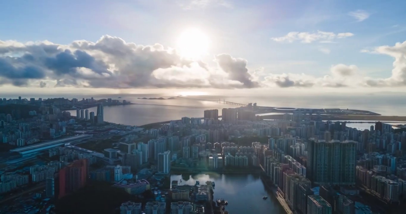 珠海澳门港珠澳大桥阳光扫过城市日出延时视频素材