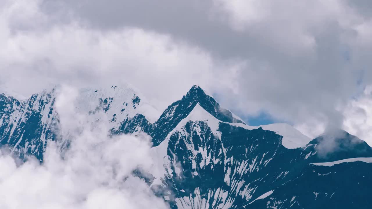 云南迪庆梅里雪山山顶白云流动视频素材