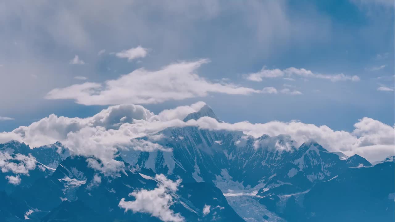 蓝天下的云南德钦梅里雪山卡瓦格博峰视频素材