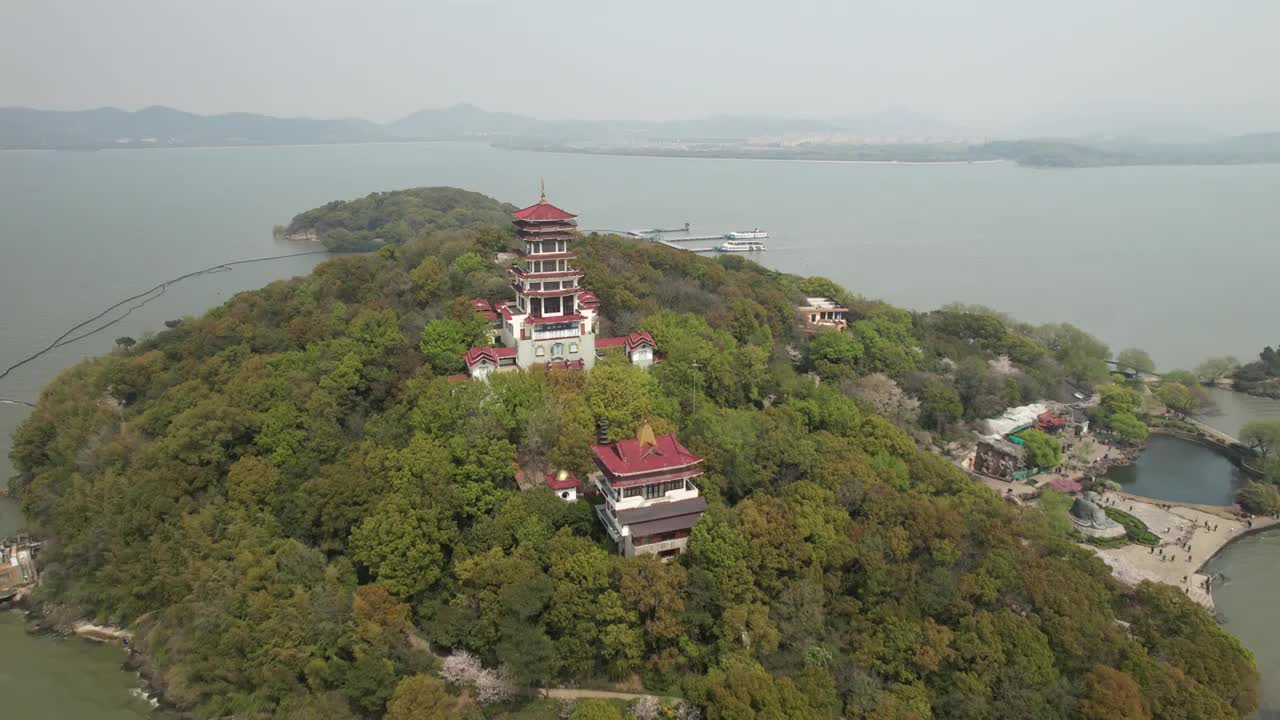 江苏无锡鼋头渚太湖仙岛灵霄宫航拍自然风光视频素材