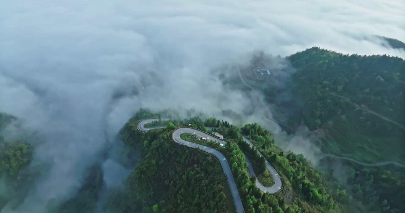 云海之上的盘山公路视频素材