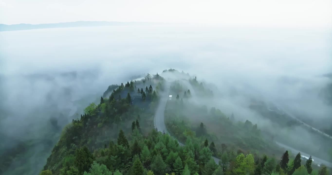 云海之上的盘山公路视频素材