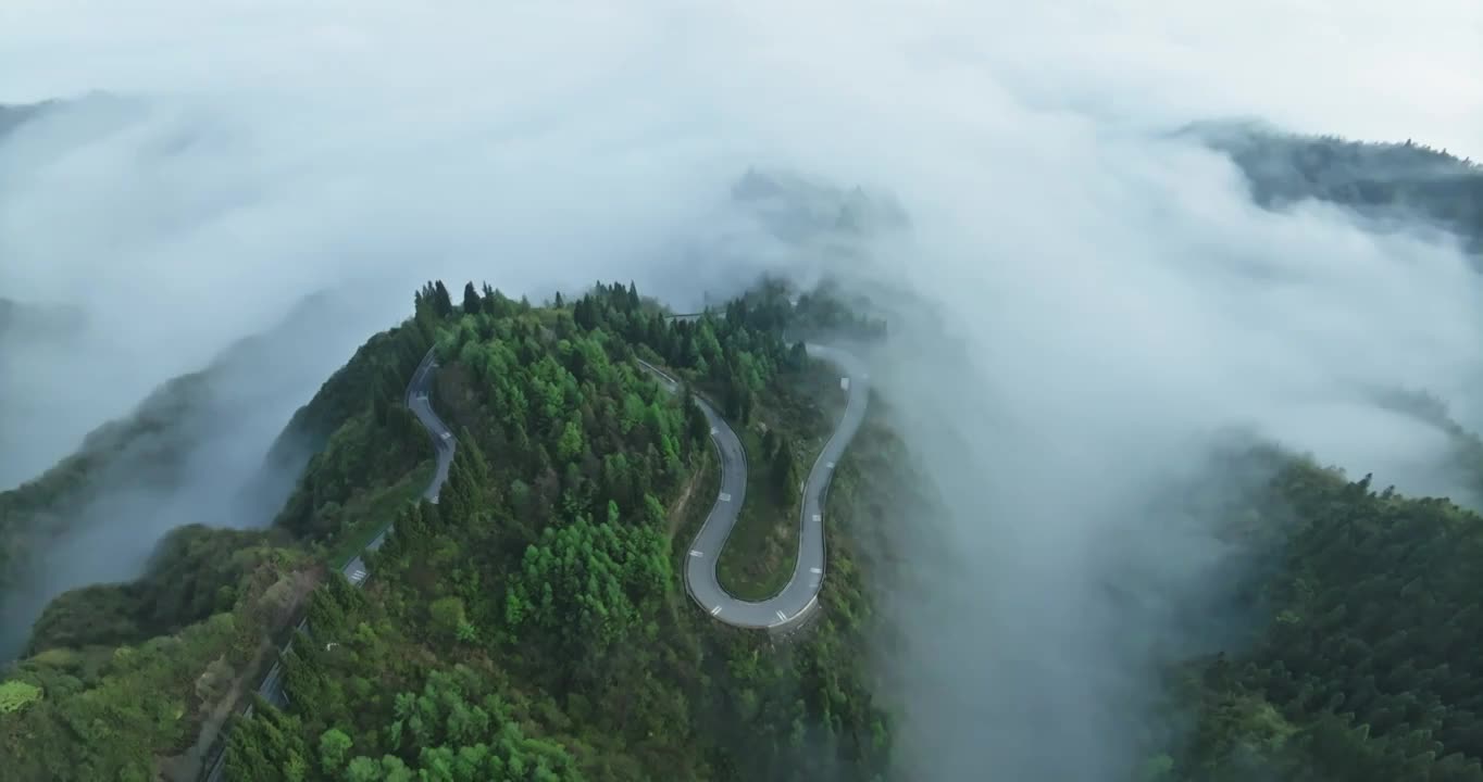 云海之上的盘山公路视频素材