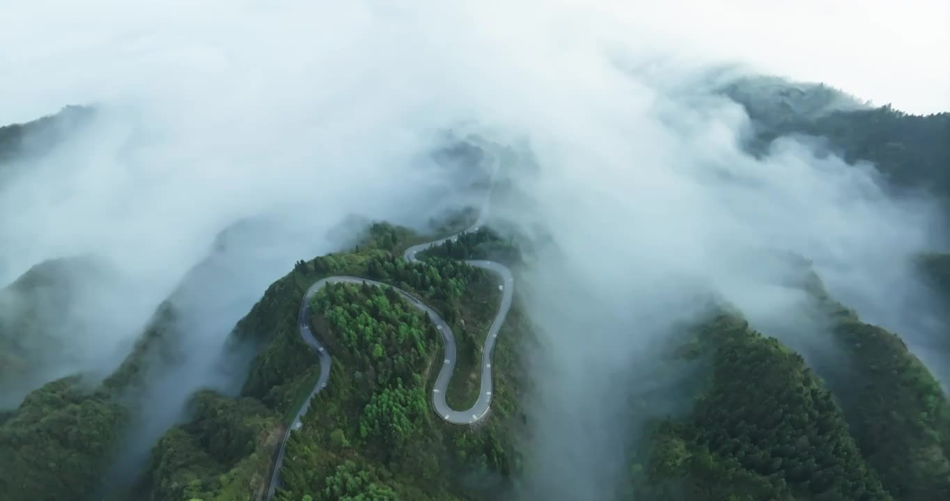 云海之上的盘山公路视频素材