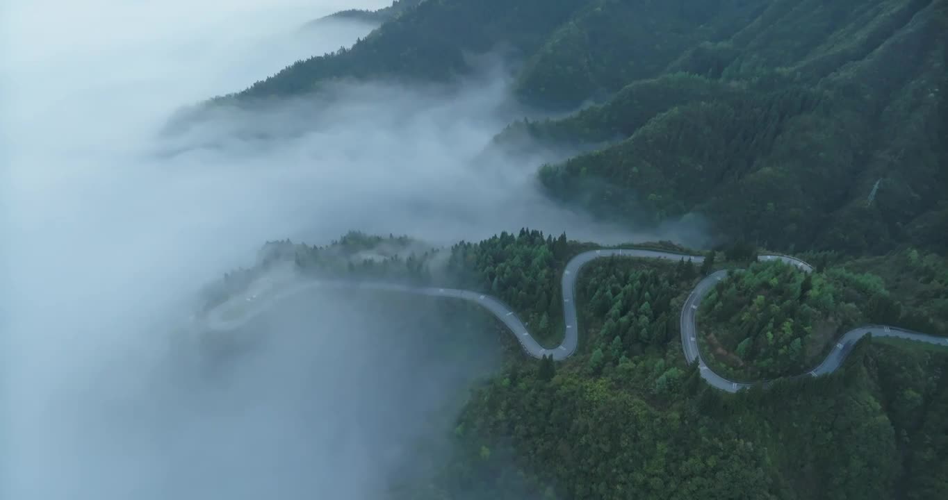 云海之上的盘山公路视频素材