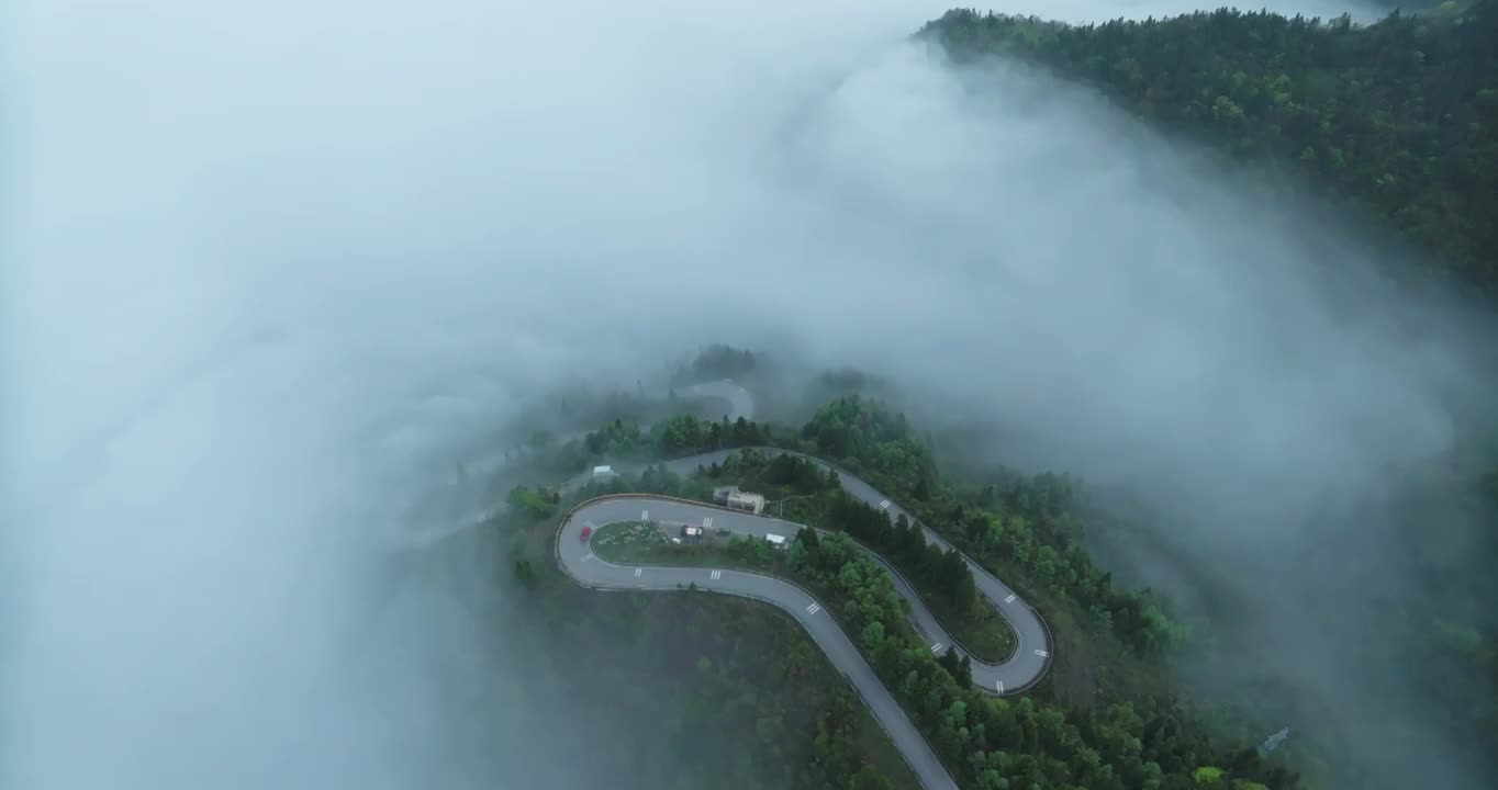 云海之上的盘山公路视频素材