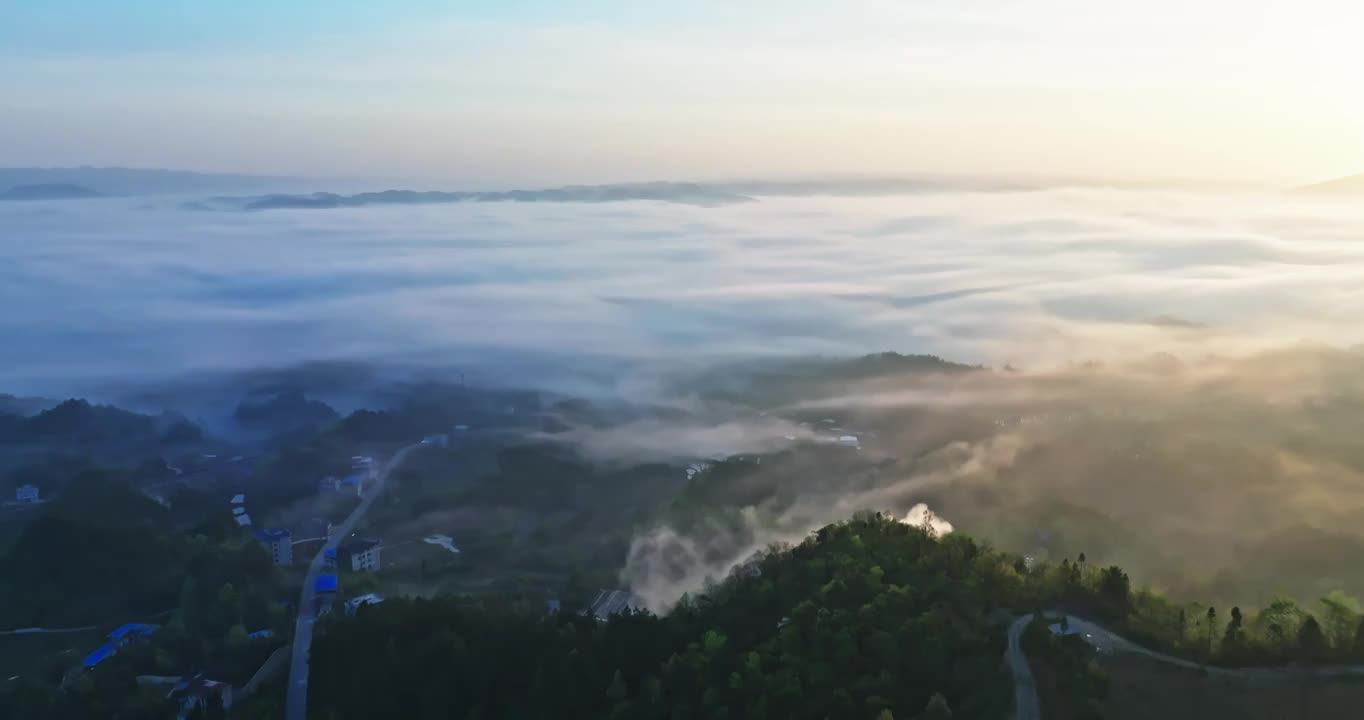 云海之上的盘山公路视频素材